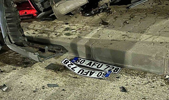Kaldırıma çarparak yan yatan otomobildeki 2 kişi yaralandı
