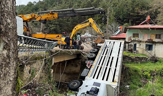 Kamyon köprüden düştü, sürücü yaralandı