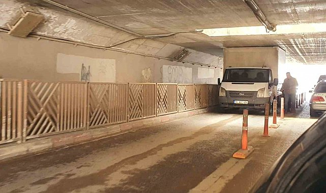 Kamyonet alt geçide sıkıştı
