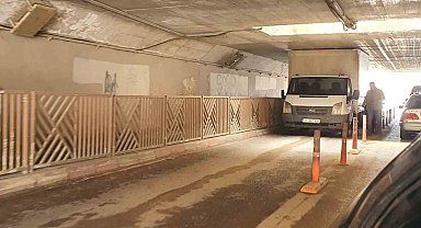 Kamyonet alt geçide sıkıştı