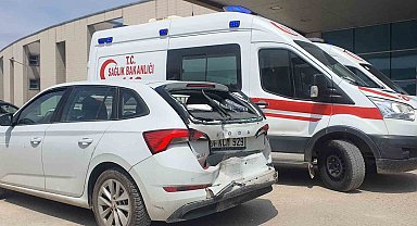 Kamyonet ile otomobil çarpıştı: 3 yaralı