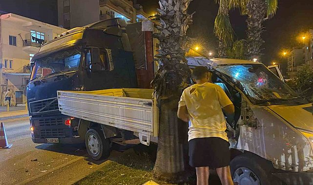 Kamyonet ile tır çarpıştı: 1 yaralı