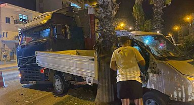 Kamyonet ile tır çarpıştı: 1 yaralı