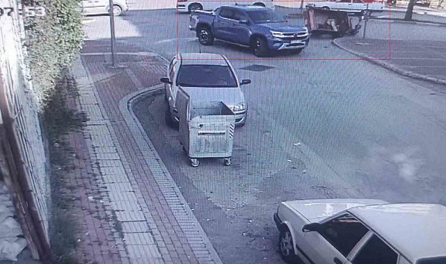 Kamyonetin çarptığı üç tekerli motosikletinin altında kaldı