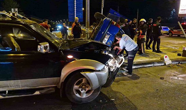Kamyonetle otomobil çarpıştı, araçlarda sıkışanları itfaiye kurtardı: 3 yaralı