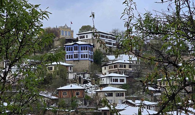 Kar altında kuş sesleriyle kendini gösteren tarihi evler mest ediyor