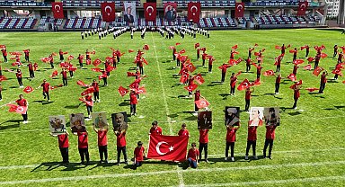 Karabük'te 23 Nisan coşkusu: Öğrencilerin gösterileri büyük beğeni topladı