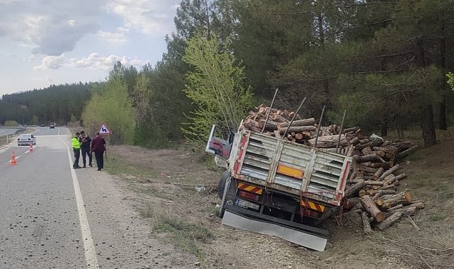 Karabük'te odun yüklü tır devrildi: 2 yaralı
