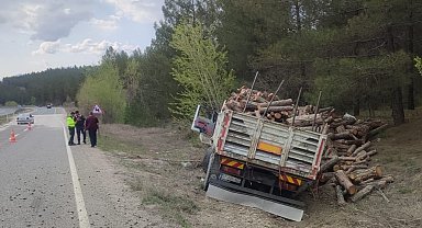 Karabük'te odun yüklü tır devrildi: 2 yaralı