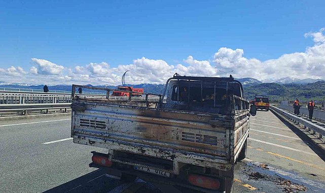 Karadeniz Sahil Yolu'nda seyir halindeki kamyonet alev aldı
