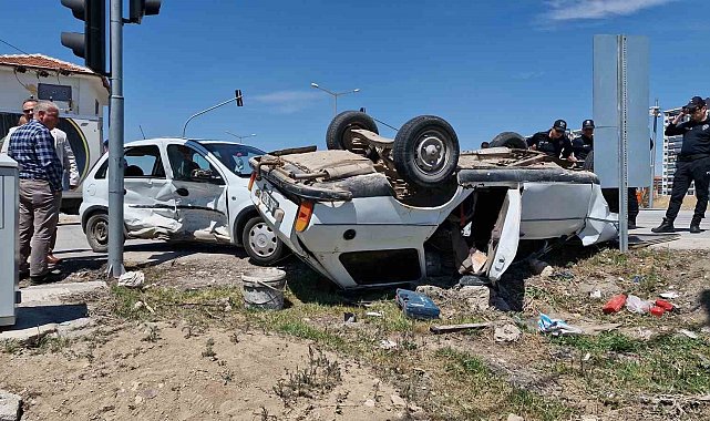 Karaman'da çarpışan otomobillerden birisi ters döndü: 2 yaralı