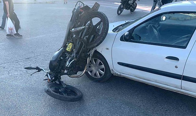 Karaman'da otomobille çarpışan motosiklet sürücüsü yaralandı