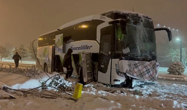 Karda kayan yolcu otobüsü aydınlatma direğine çarptı: 2 yaralı