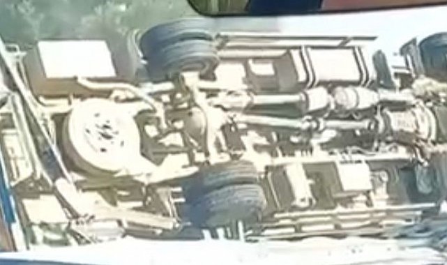 Kargo aracı devrildi : 2 yaralı