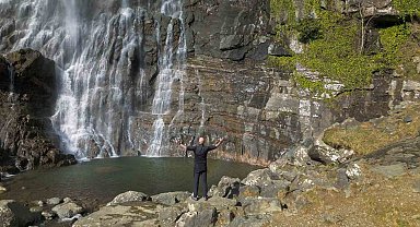 Karların erimesiyle coşan Mençuna Şelalesi ziyaretçi akınına uğradı