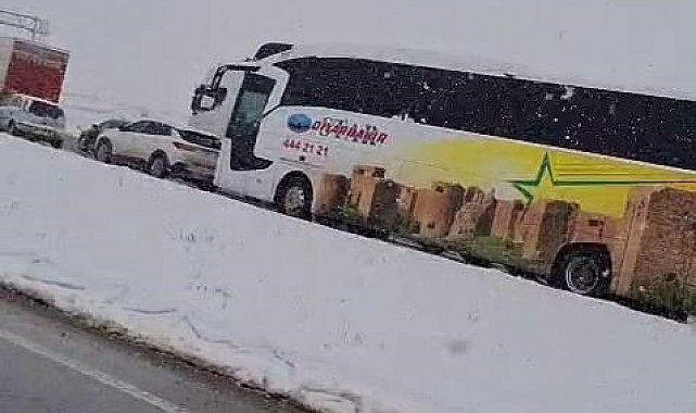 Karlıova-Erzurum karayolunda kar nedeni ile uzun araç kuyruğu oluştu