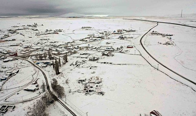 Kars'ta kar 11 köy yolunu kapattı