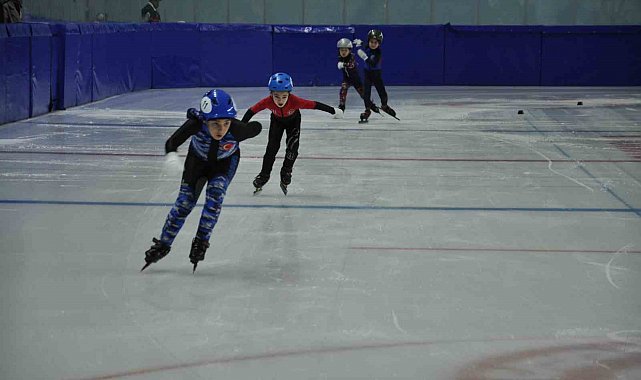 Kars'ta Short Track Türkiye birinciliği yarışları başladı