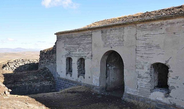 Kars'ta tarihi tabyalar yok oluyor