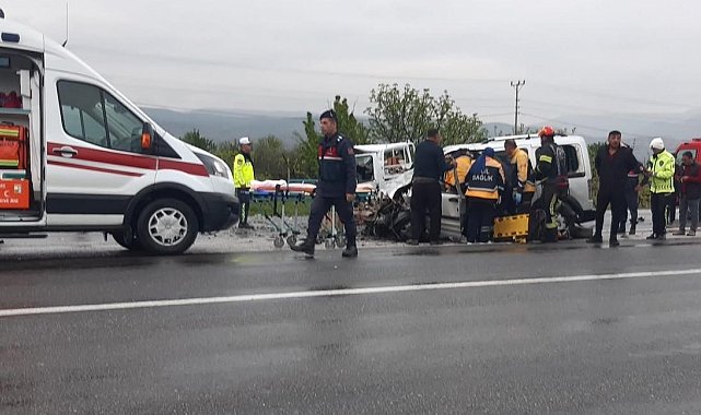 Karşı yönden gelen iki araç kafa kafaya çarpıştı: 4 yaralı