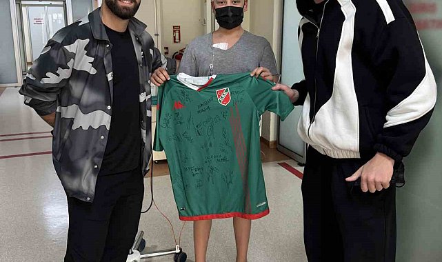 Karşıyakalı oyunculardan lösemi hastası taraftara duygulandıran ziyaret