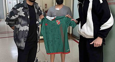 Karşıyakalı oyunculardan lösemi hastası taraftara duygulandıran ziyaret