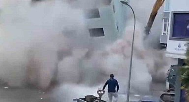 Kartal'da bir bina yıkım esnasında çöktü