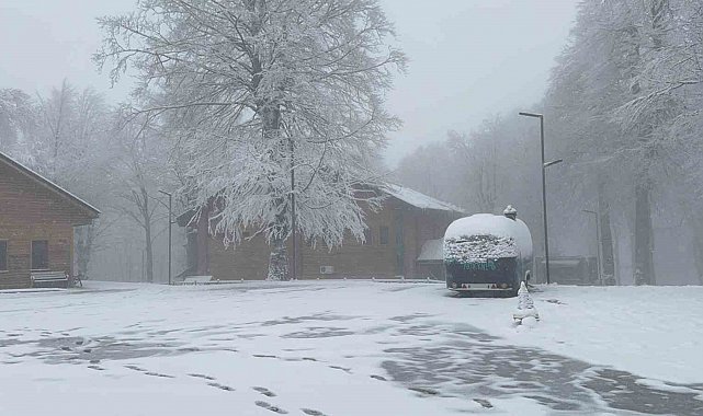 Kartepe'ye lapa lapa kar yağdı