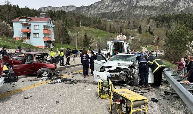 Kastamonu'da 2 otomobil çarpıştı: İlk belirlemelere göre 3 kişi öldü, 4 kişi yaralandı