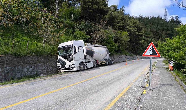 Kastamonu'da freni patlayan beton mikseri istinat duvarına çarptı: 2 yaralı