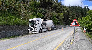 Kastamonu'da freni patlayan beton mikseri istinat duvarına çarptı: 2 yaralı