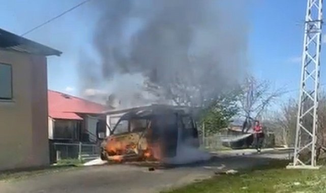 Kastamonu'da seyir halindeki minibüs yandı