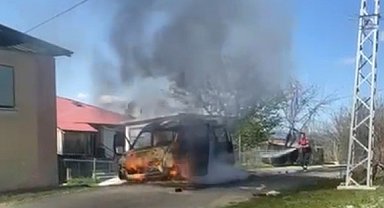 Kastamonu'da seyir halindeki minibüs yandı