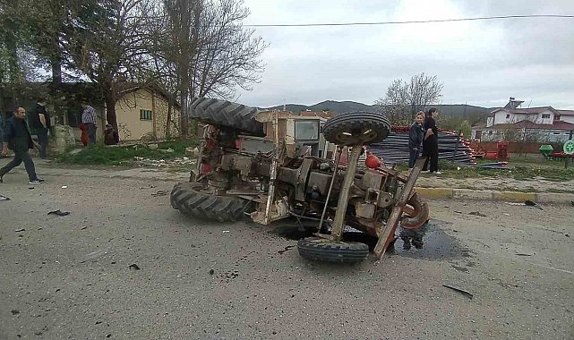 Kastamonu'da traktör ile beton taşıyan tır çarpıştı: 2 yaralı