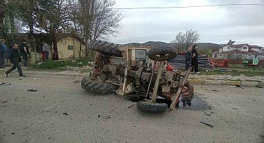 Kastamonu'da traktör ile beton taşıyan tır çarpıştı: 2 yaralı