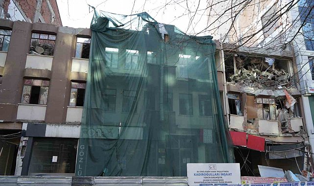 Kastamonu'da yıkım çalışmaları sırasında bina çöktü, yol ulaşıma kapatıldı