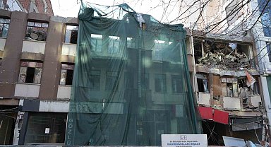 Kastamonu'da yıkım çalışmaları sırasında bina çöktü, yol ulaşıma kapatıldı