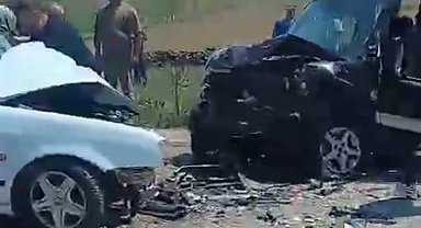 Kavşakta 2 otomobil çarpıştı: 1 ölü, 1 yaralı