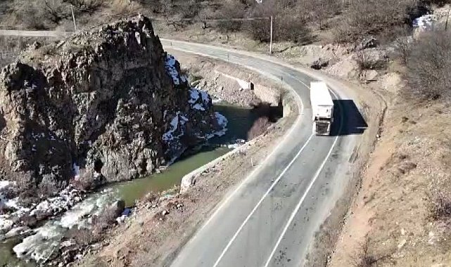 Kaya düşmeleri yaşanan ve tehlikeli virajları olan yolda çalışma talebi