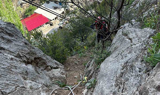 Kayalıklarda mahsur kalan 4 keçi 4 saatte kurtarıldı