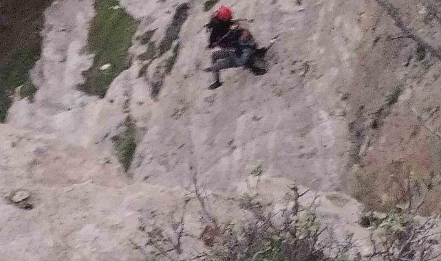 Kayalıklarda mahsur kalan çoban 3 saatlik çalışmayla kurtarıldı