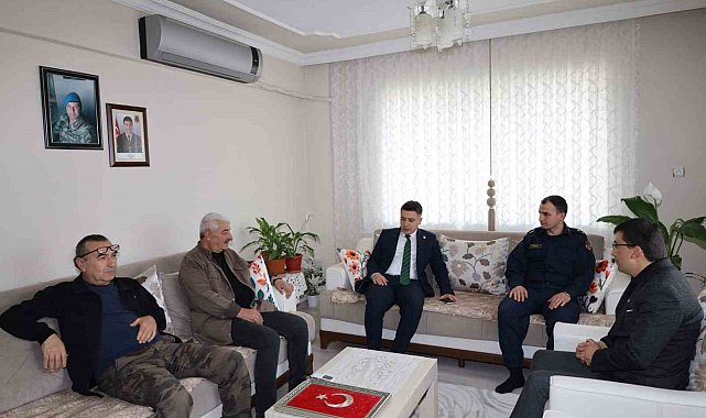 Kaymakam Gündoğdu şehit ailelerine Türk Bayrağı takdim etti