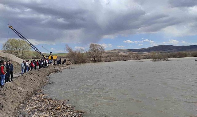 Kayseri'de nehre düşen şahıs aranıyor