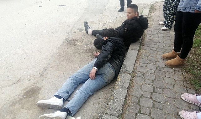 Kaza sonrası kaldırıma savrulan 2 çocuk acı içinde kıvrandı