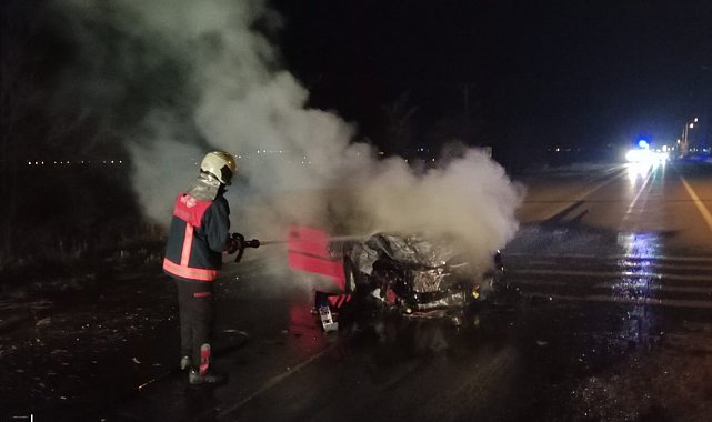 Kaza yapan otomobil yanmaya başladı