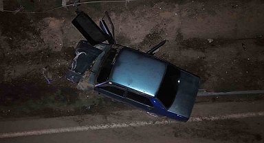 Kaza yapan otomobilin sürücüsü, yaralıları bırakıp ortadan kayboldu