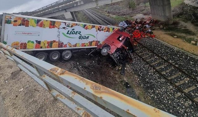 Kaza yapıp tren yoluna düşen tır nedeniyle seferler 3 saat aksadı