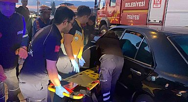 Kazada yaralanan baba, ağlayan oğlunun elini tutarak sakinleştirdi