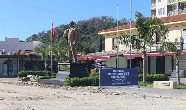 Kemer Cumhuriyet Meydanı turizm sezonuna hazırlanıyor