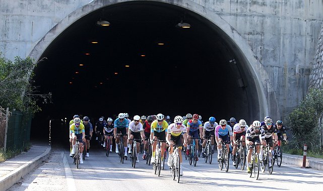 Kemer'de pedallar dostluk için döndü